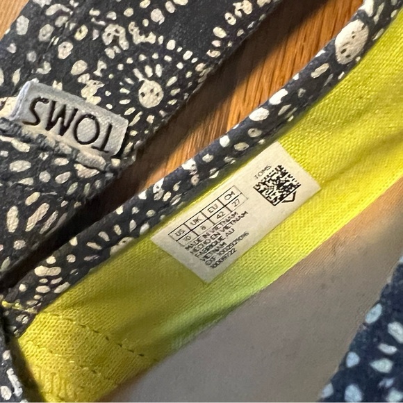 TOMS “Alpargatta” Navy Patterned Shoes - Picture 4 of 5